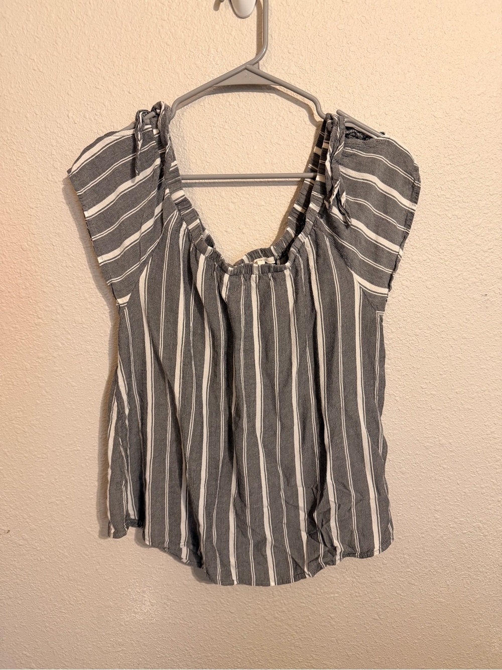 Maurices Gray & White Women’s Off Shouler Top